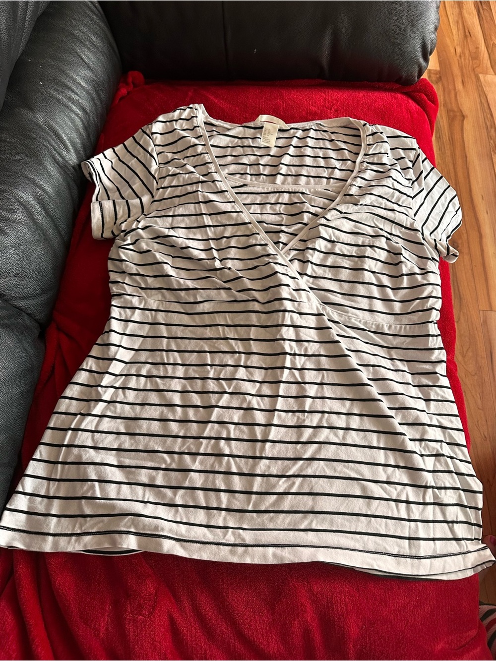 H&M Mama Maternity/Breastfeeding White Short Sleeve V-Neck Tee